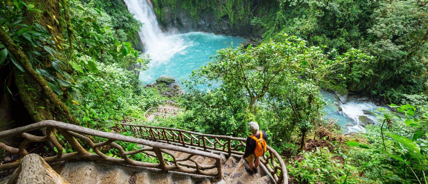 A person on an overlook at a waterfall in 哥斯达黎加.